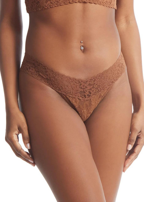 Hanky Panky Signature Lace Low Rise Thong - Macchiato-Hand In Pocket