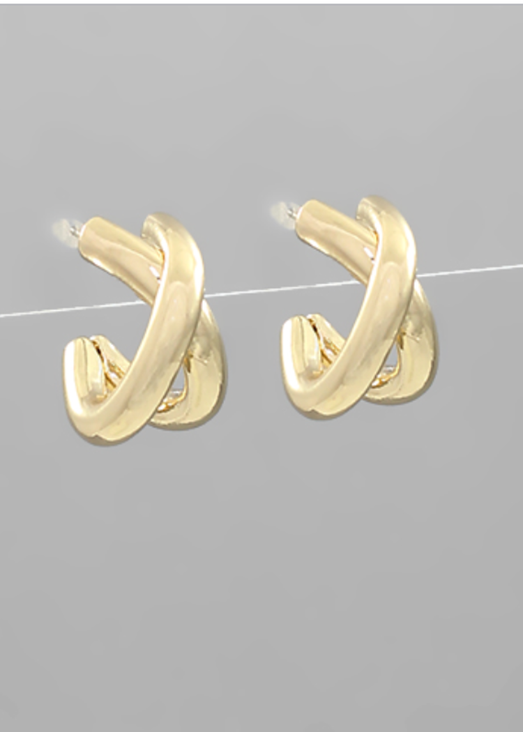 Greta Crossover Earring-Hand In Pocket